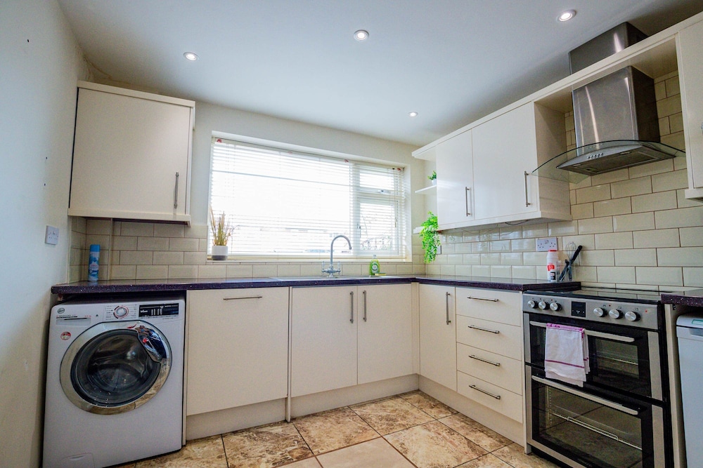 Host Stay Manfield Avenue