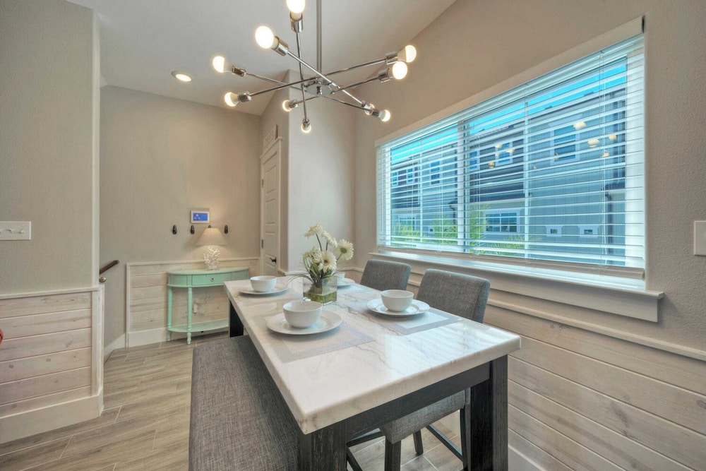 Sleeps 33! 4 Condos, Walk to the Beach, Resort-style Pool, Endless Summer Resort