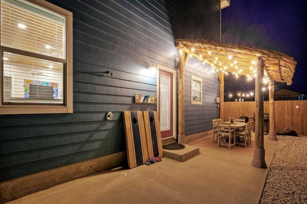 Sleeps 24, 2 Homes Pool, Backyard Tiki Bar, Fire Pit, Cornhole Walk to Beach