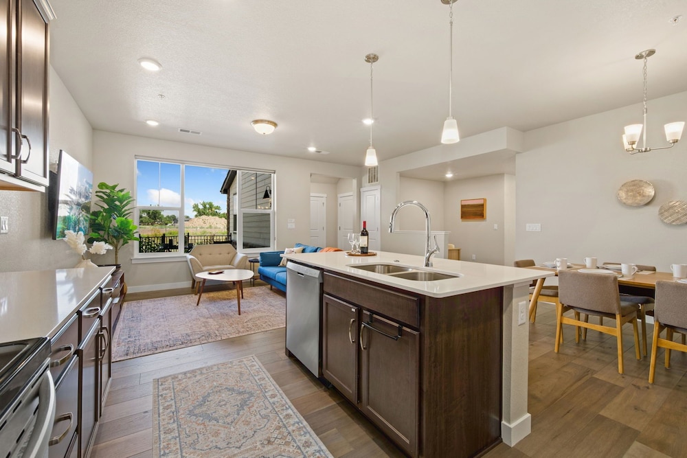 Northfield Hideaway, King Suite, EV, Pet-friendly