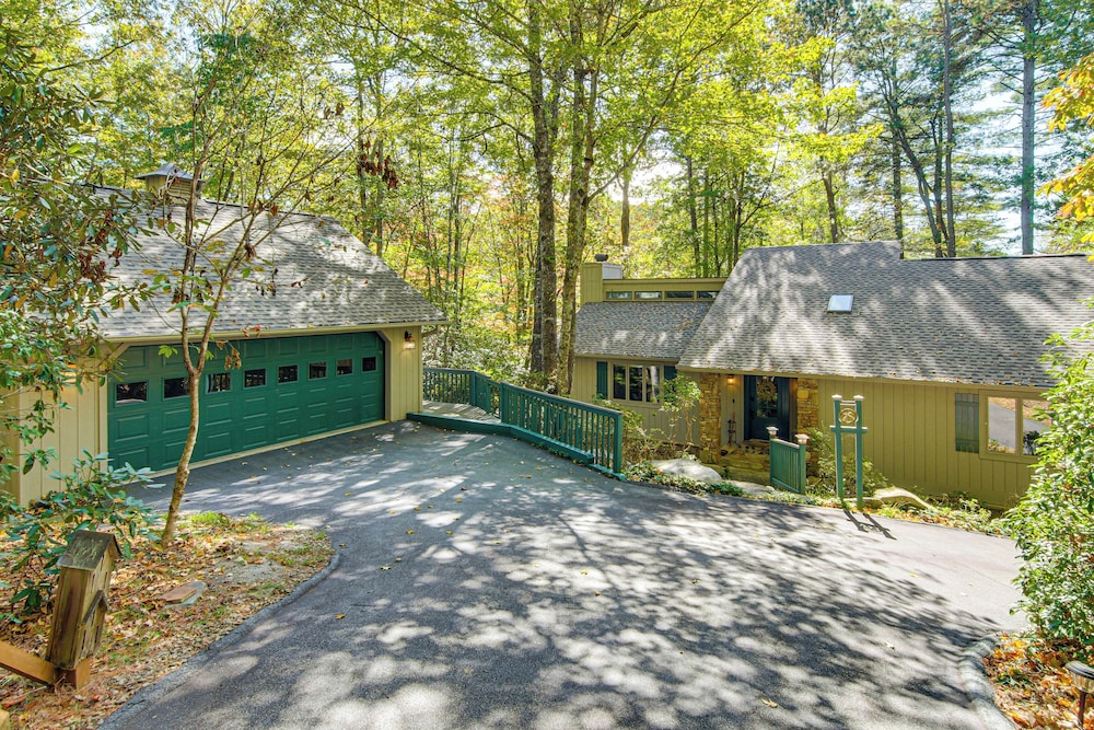 Festive Lakefront Escape: Blue Ridge Holiday Home