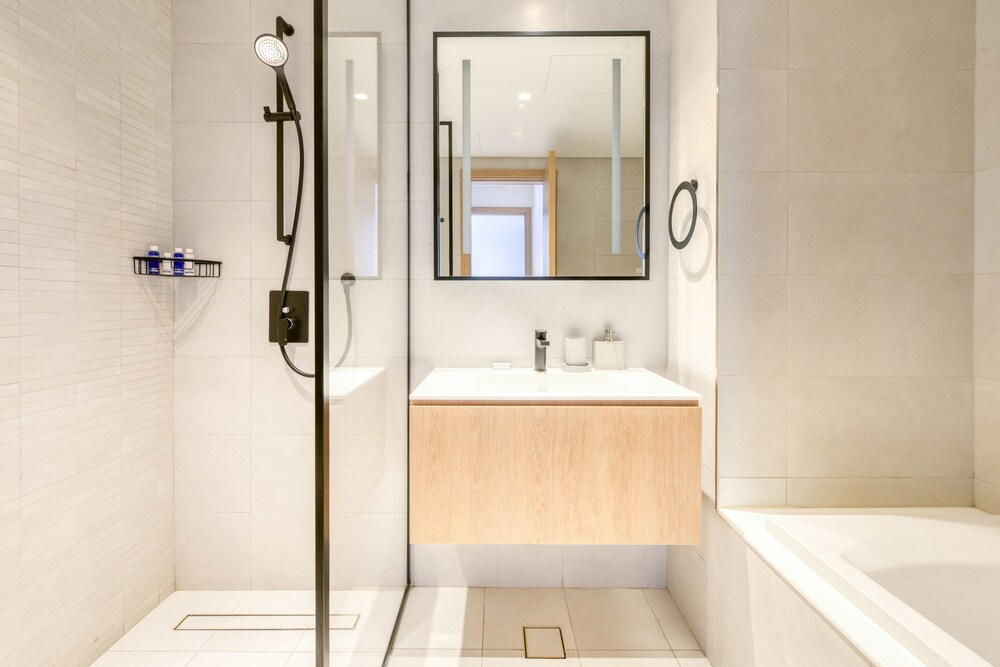 Maison Privee - Luxury Apt W/Burj Khalifa Vw & Dubai Canal Access