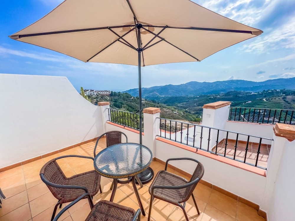 Modern Two Bedroom Apartment With Pool