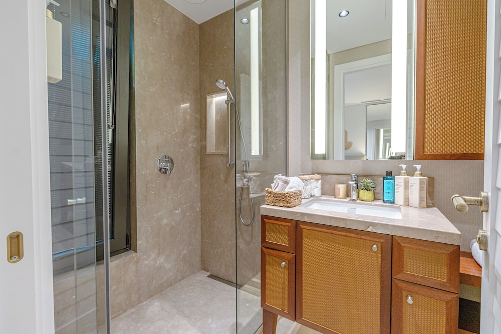 3-Bedroom Beachfront Villa with Hotel Amenities