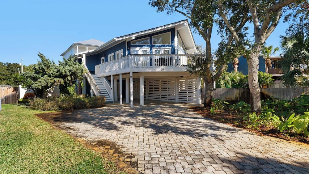 Your Ideal Beach Getaway With Private Pool, Game Room and Close to Beach!