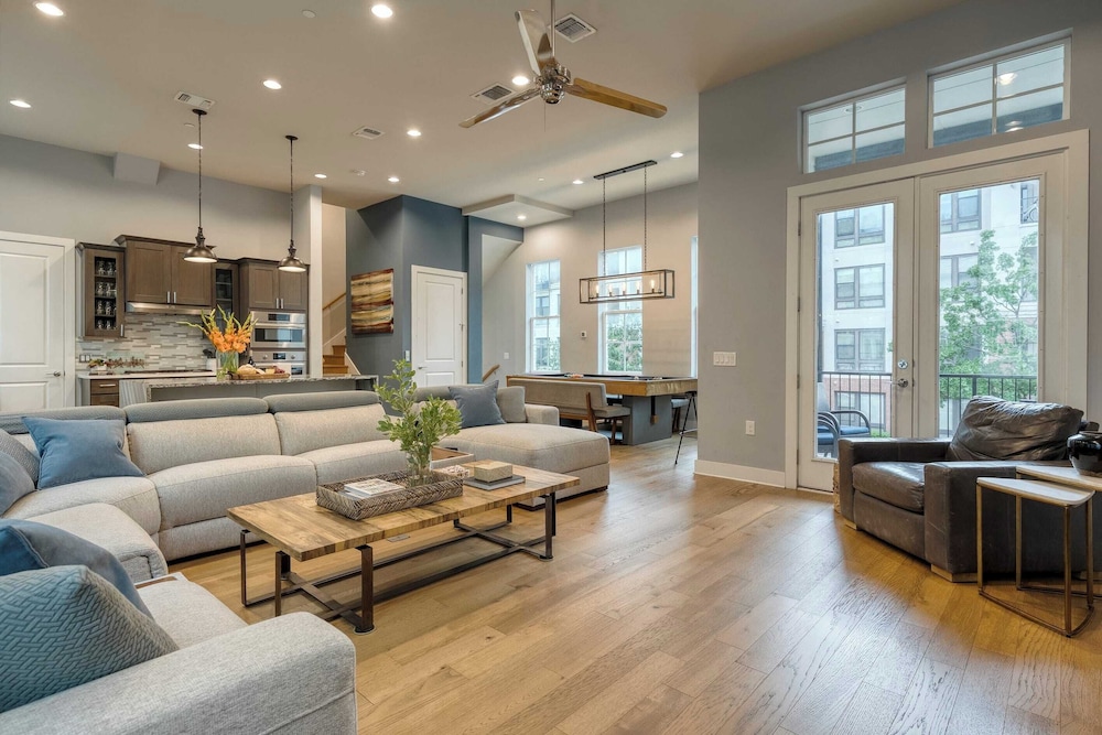 Town Lake Townhouse Hot Tub, Game Room & Skyline Views