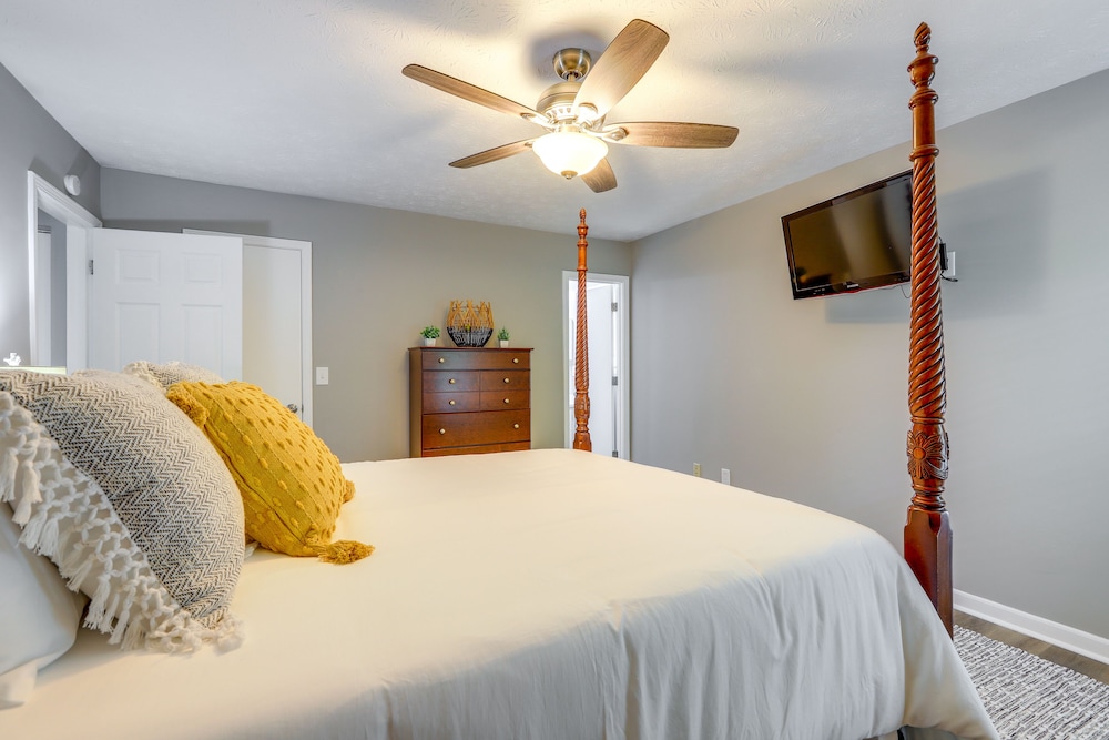 Decatur Vacation Rental w/ Fenced Yard!