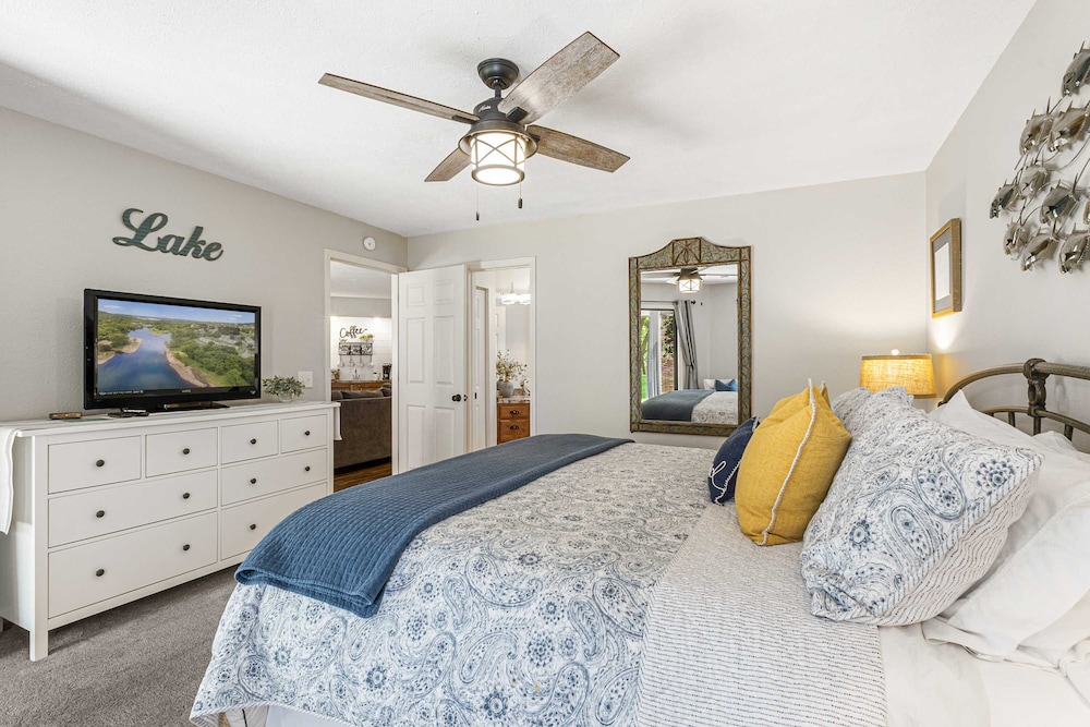 Lakefront Paradise at the Pointe - Multiple Pools