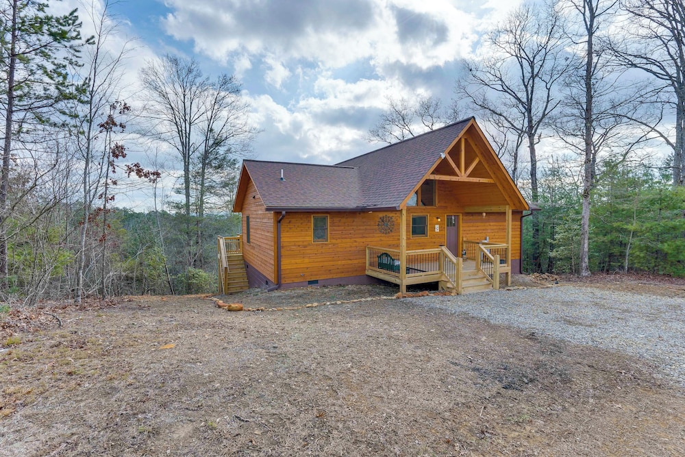 Fall Colors, Deck & Fireplace: Murphy Mtn Retreat!