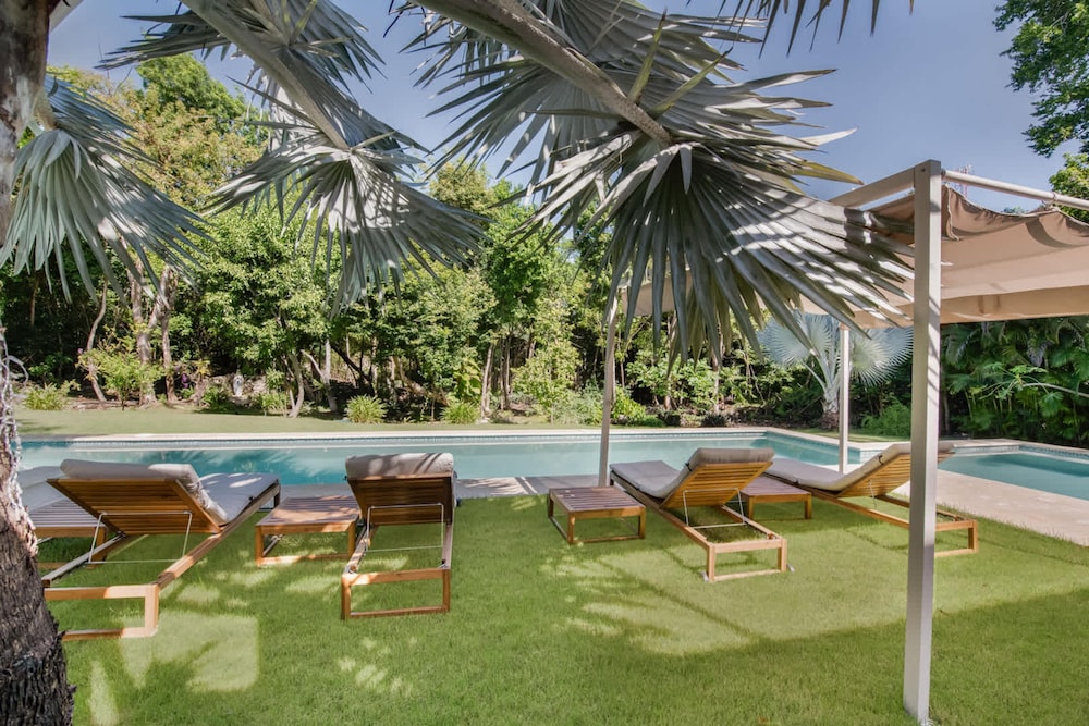 Modern Luxury 6 BR Tropical Retreat With Pool