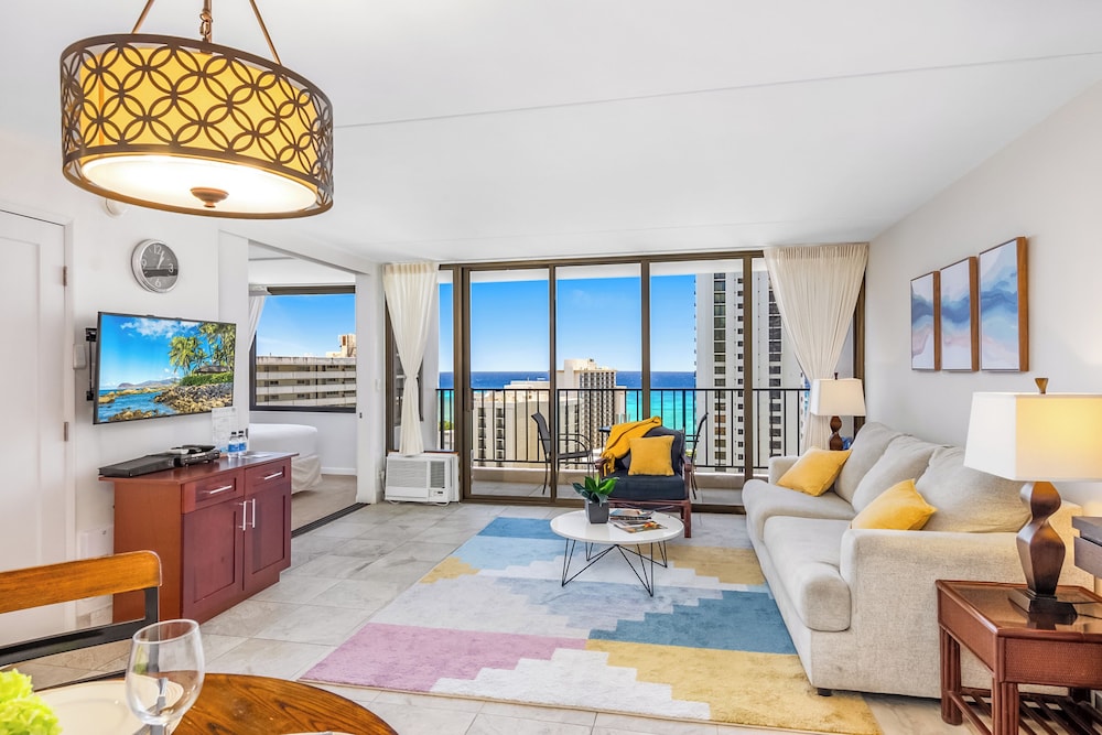 High Floor Ocean View Condo (King Bed and Parking): hotel room photo