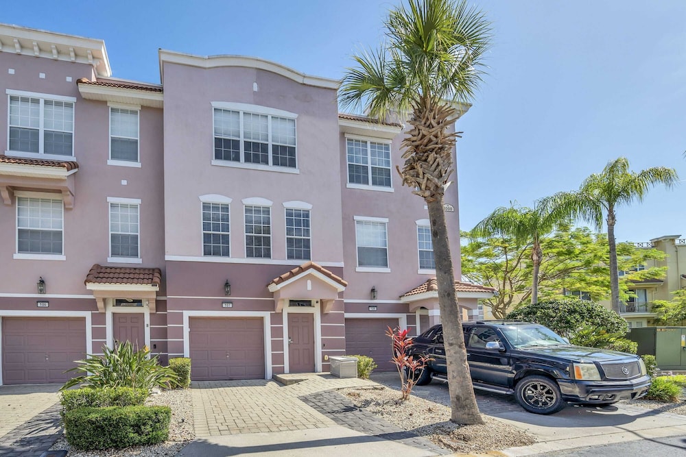 Pleasant and Spacious Town Home Near the Convention Center #3vc107