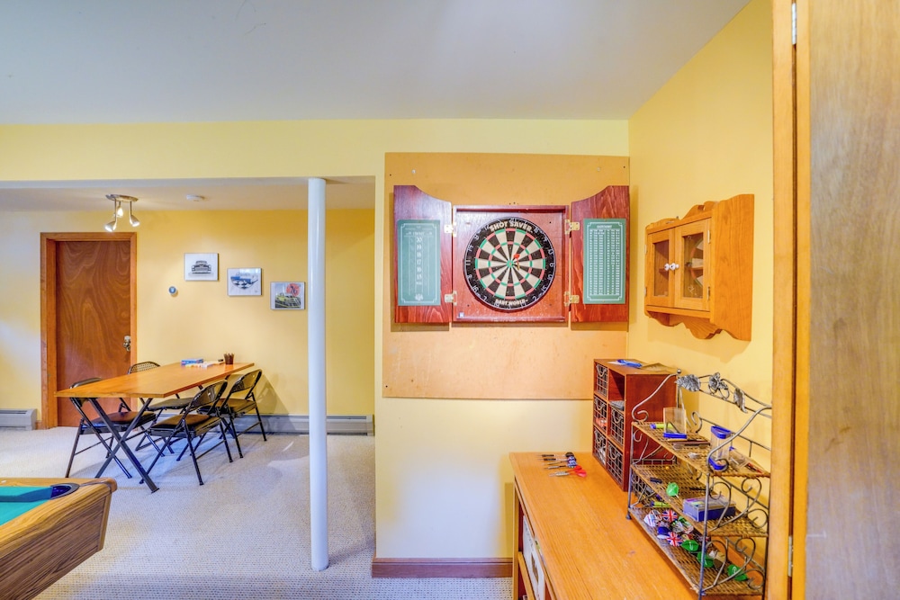 Game Room, Hot Tub! Year-round Dover Retreat