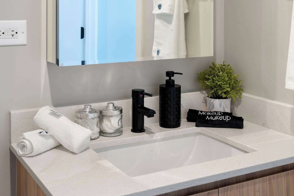 Edgewater Gem Stylish 2BR Apartment Near Lake
