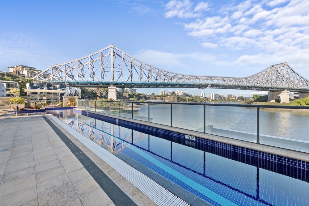 Stylish Brisbane City Stay With Bbq, Pool & Gym