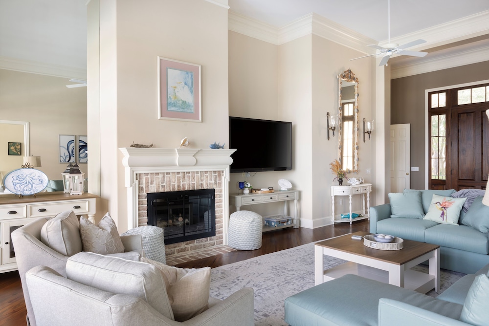 Luxury, Stunning 6 Bedroom Home with Saltwater Pool on the Beach