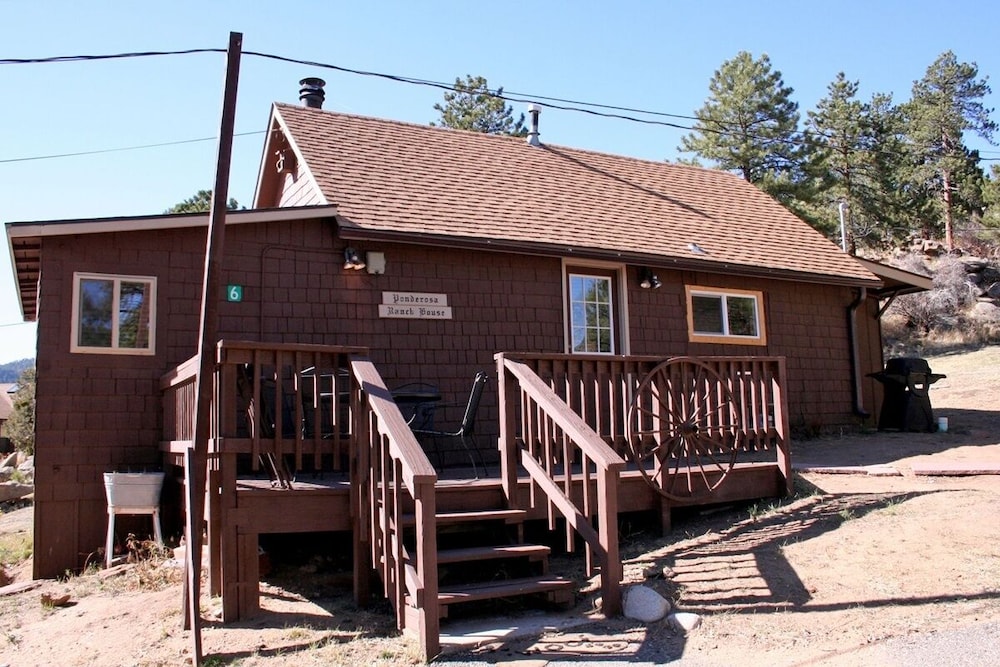 Lazy R Cottages: 6 2 Bedroom Cabin