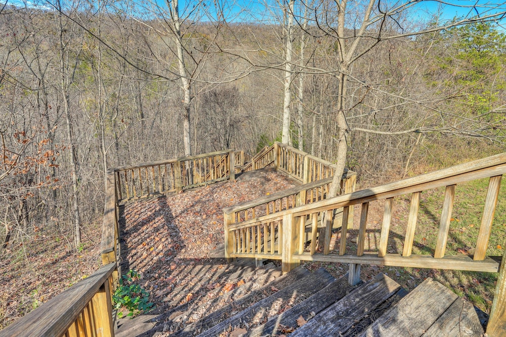 Private Hot Tub: 'bays View Lodge' in Kingsport!