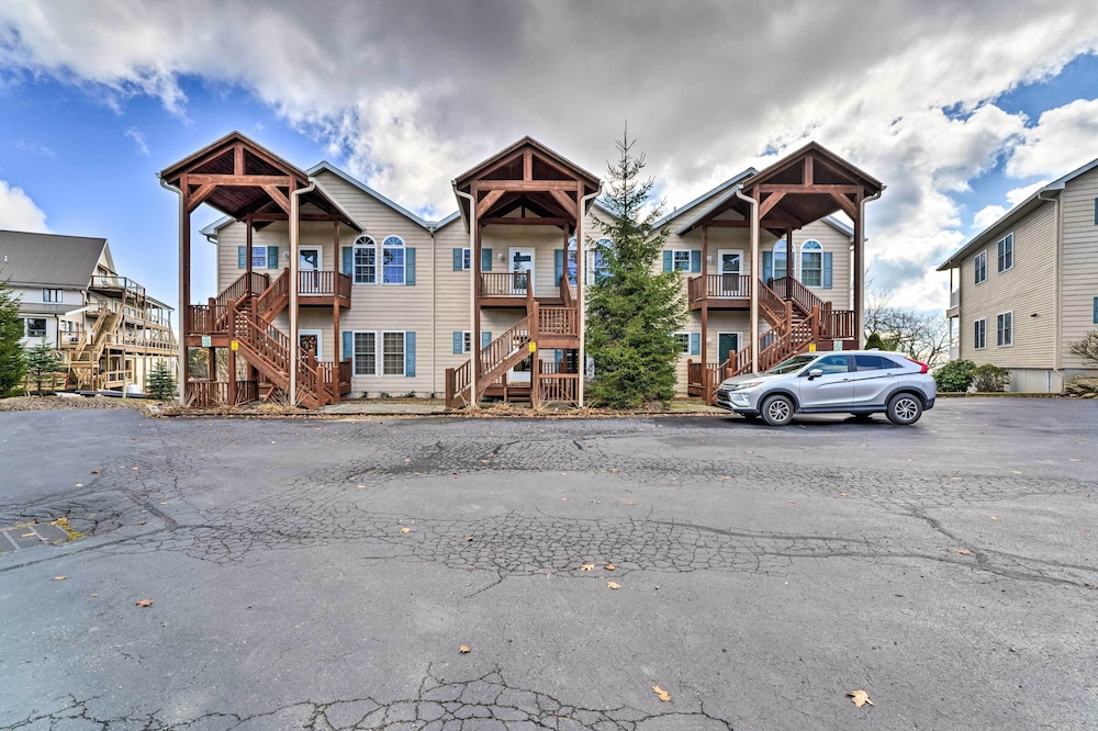 Near Trail Access & Beech Mtn Ski: 1st-floor Condo view 4