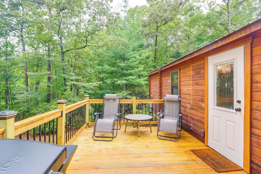 15 Mi to Blue Ridge: Forested Cabin w/ Decks!