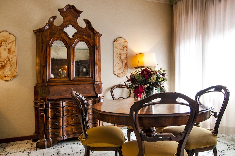 Aurelio & Vaticano Elegant Flat