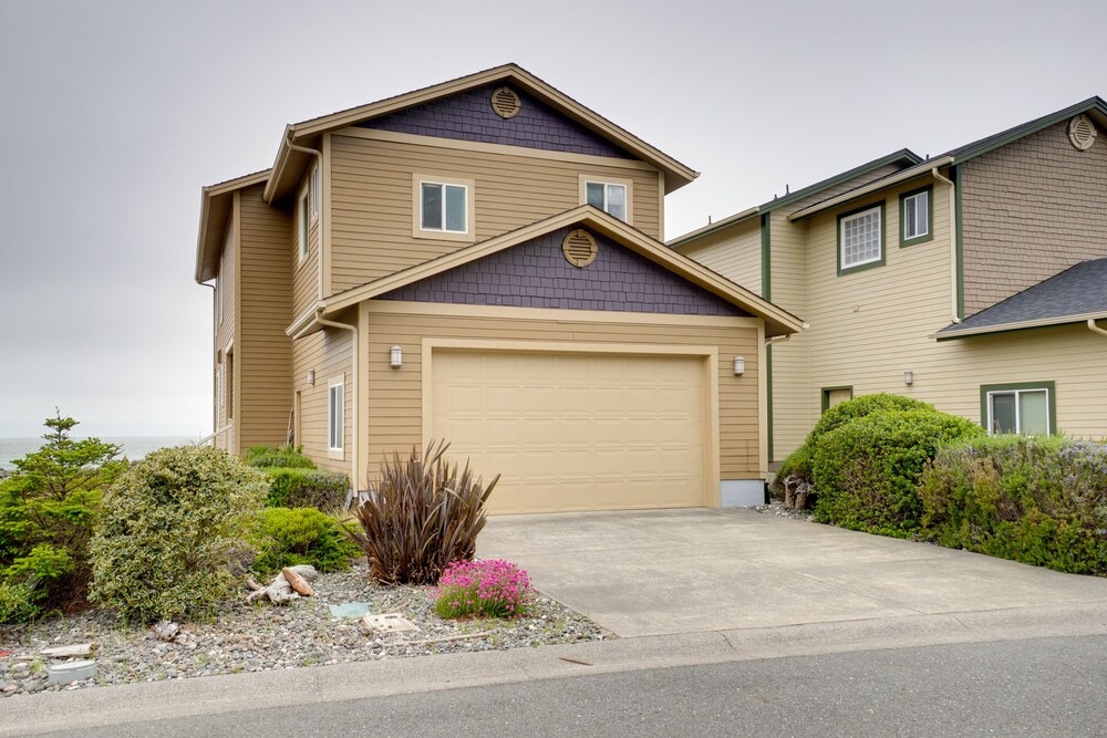 Pet-free Oceanfront Home w/ Hot Tub & Beach Access view 3