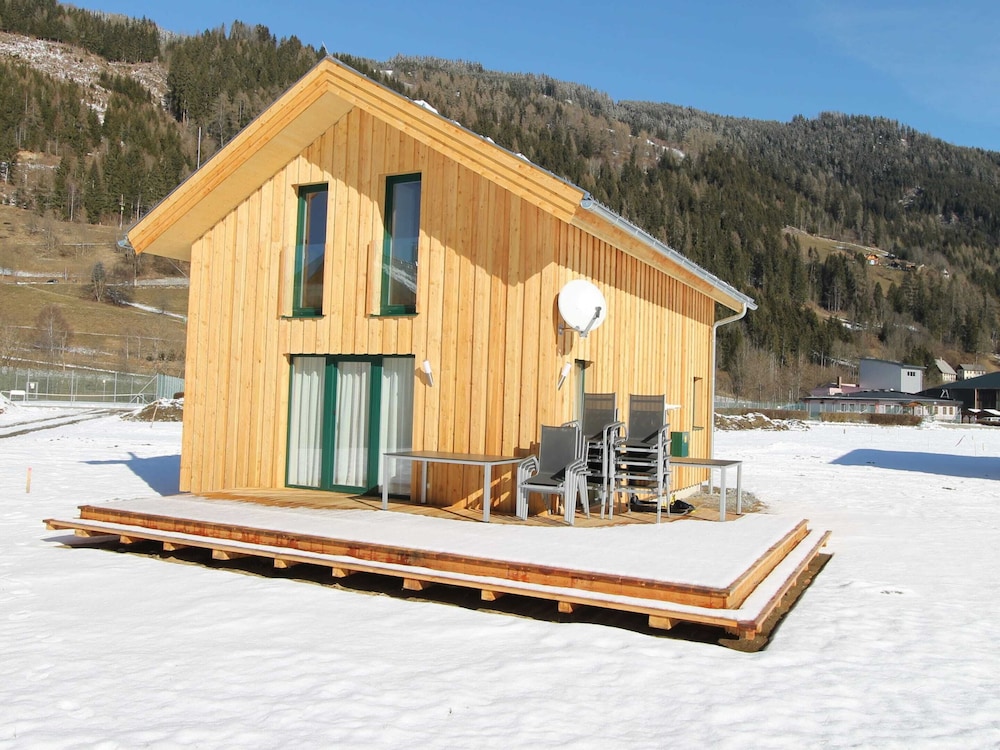 Spacious Chalet With hot tub
