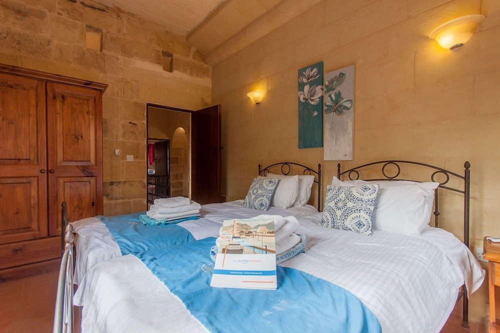 Gozitan Farmhouse Pool &amp; Jacuzzi - PP 2 view 5