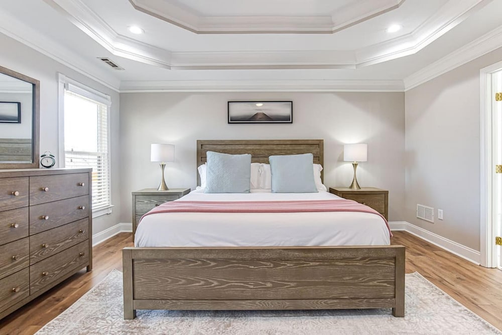 Huge 4 Bdrm Home in the Heart of Atlanta King Bed view 3