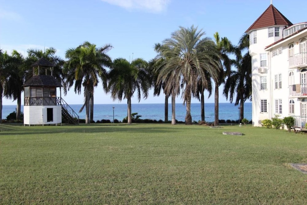 Oceanview 1-bed Apt w/ Pool, Bar & Beach Access