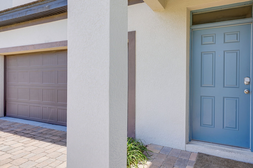 Near Disney & Legoland: Spacious Poolside Oasis!