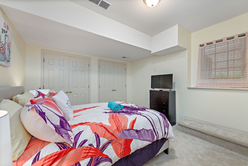 Beautiful Townhome 11 Minutes To Downtown 3 Bedroom Townhouse