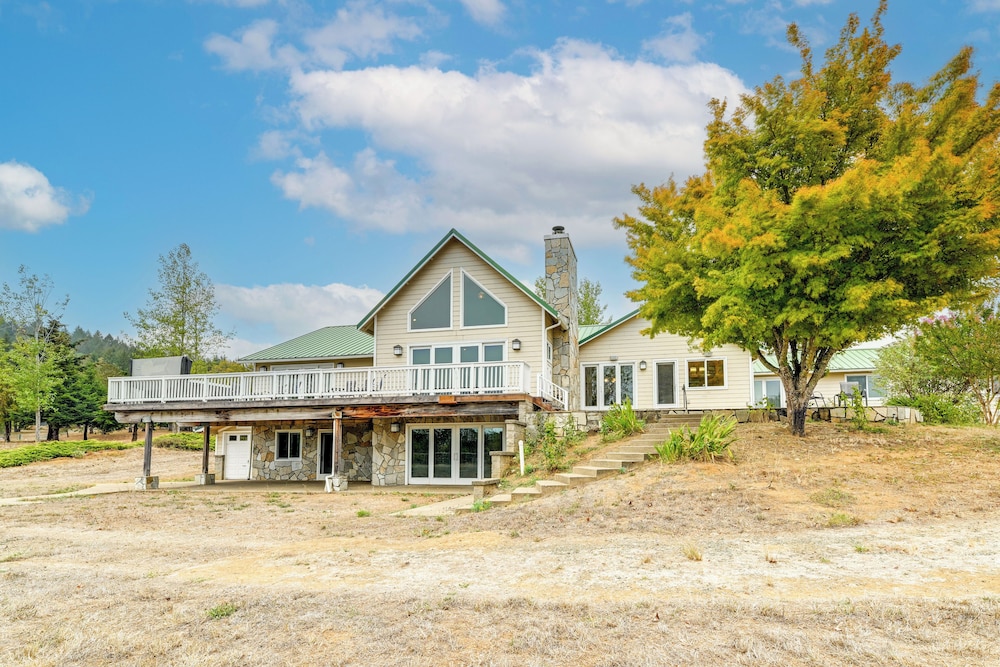 Vineyard Farmhouse in Oakland w/ Hot Tub!