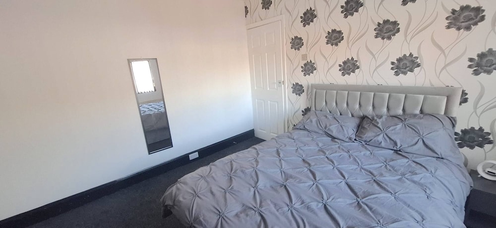 Spacious 3 Bed 2 Baths Free Wifi Central Location