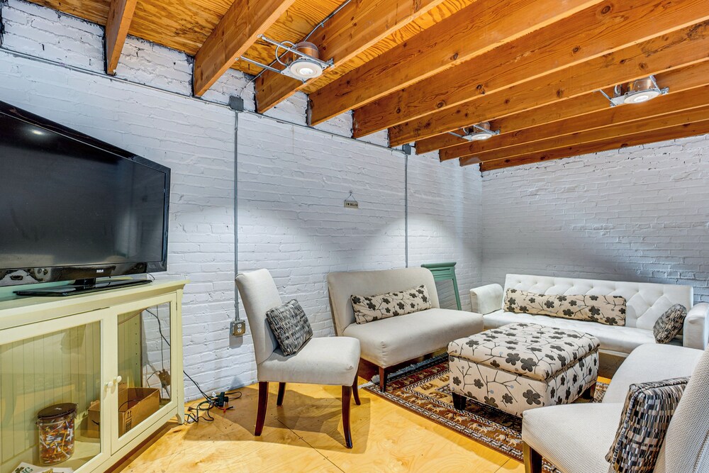Walk to Huntington Center: 5,000-sq-ft Dtwn Apt