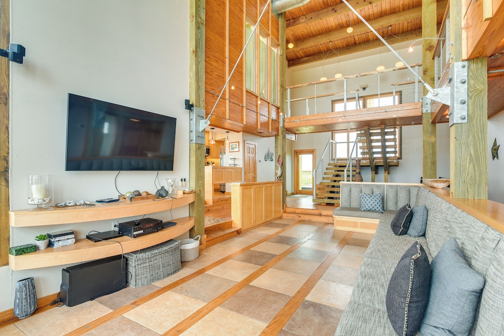 Oceanfront Home w/ Beach Access in Galveston