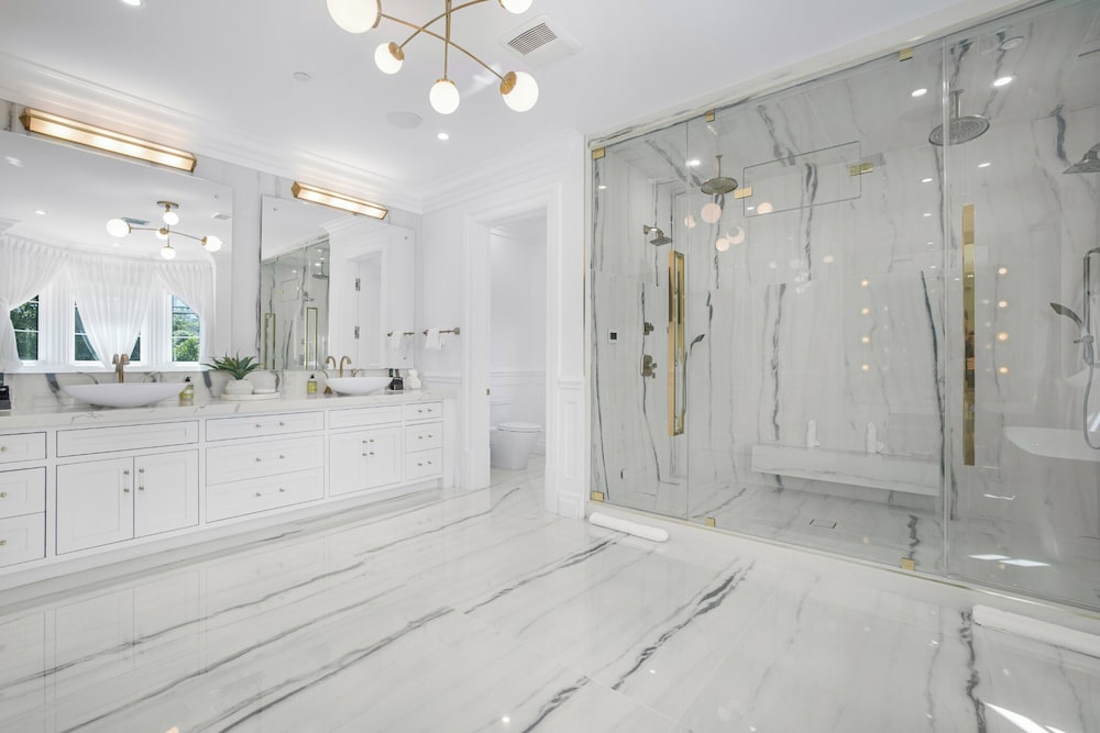 Spaulding Ave Farmhouse - Bespoke LA Home w/ Pool & Home Theater