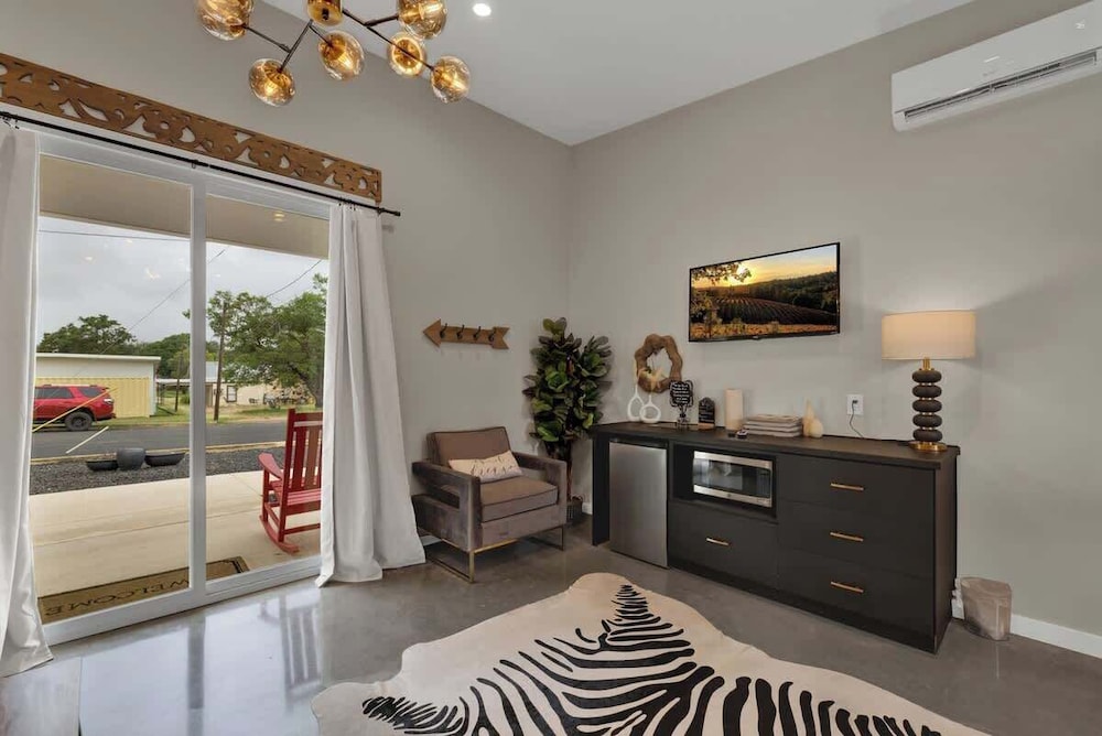 Pop 4 W/hot-tub + Close to Main St