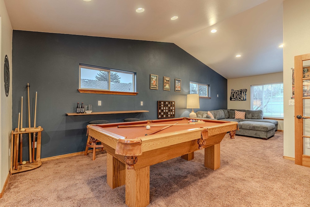 Hot Tub Pool Table Deck With Pilot Butte Views