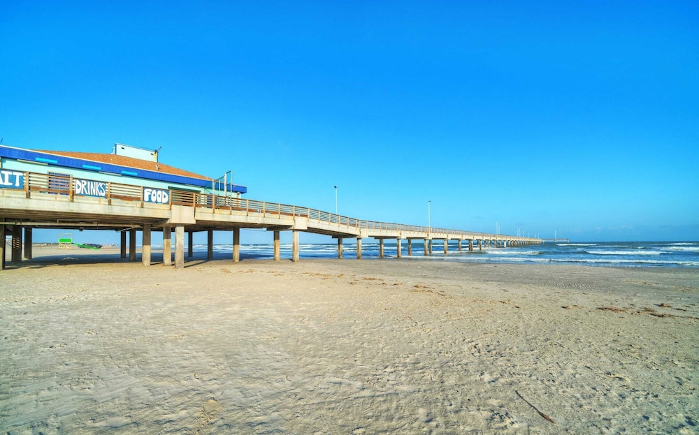 Minutes to the Beach w/ Pool, Sleeps 8 Two Condos: Costa Bahia