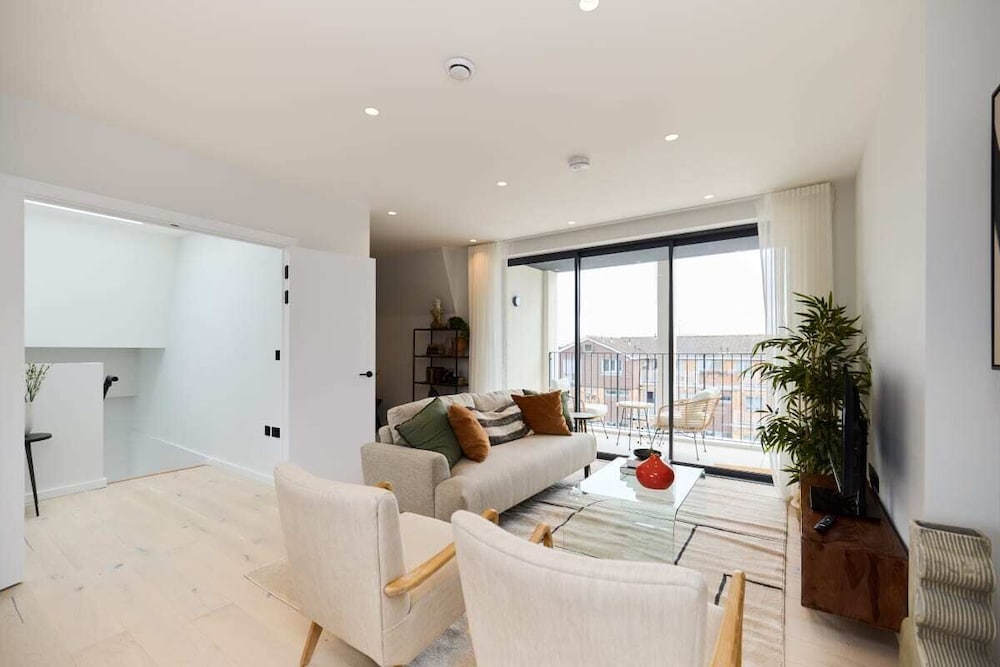 The Brondesbury Hideaway - Stylish 3bdr Flat With Balcony + Parking