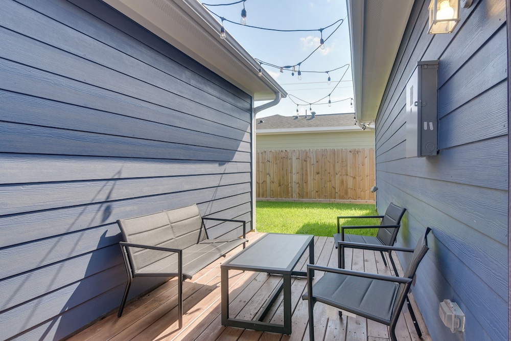 Patio & Fenced Yard: Home Close to Dtwn Houston!