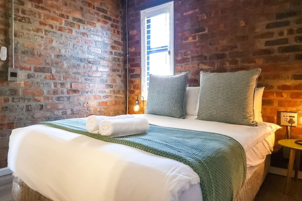 Elegant Sea Point Retreat Splendid Views Wifi