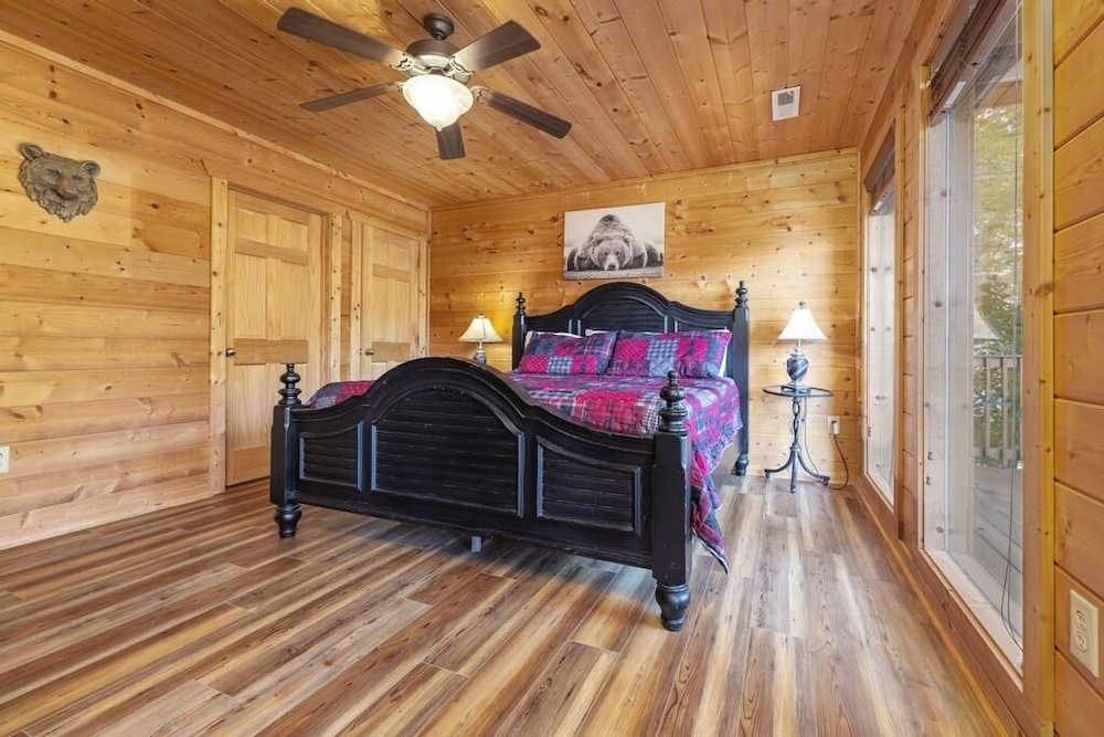 Valley View-tiful - 5 Bedrooms, 5 Baths, Sleeps 18 Home by RedAwning