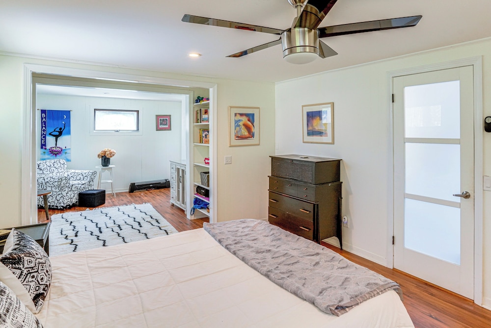 Watercrafts & Dock: Stunning Lakehouse in Becket!