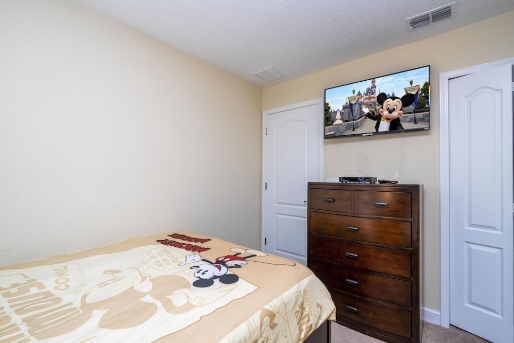 Family Pool Home Near Disney!! Modern Decor, Bbq ,resort W/ Tons Of Amenities! 6 Bedroom Home