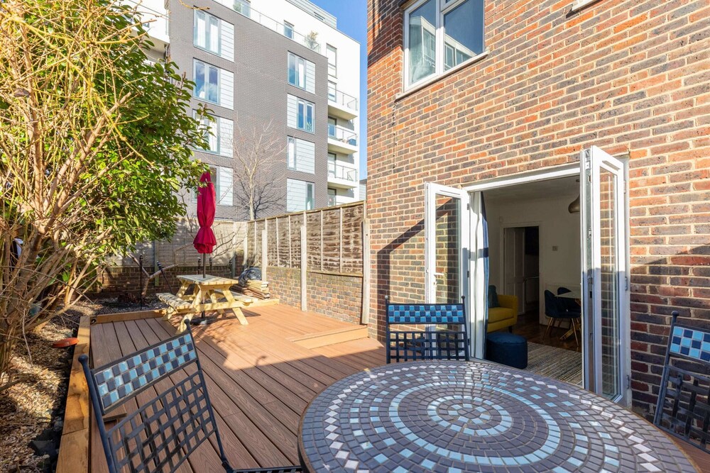 Serene 2BD Flat W/private Patio Old Street!