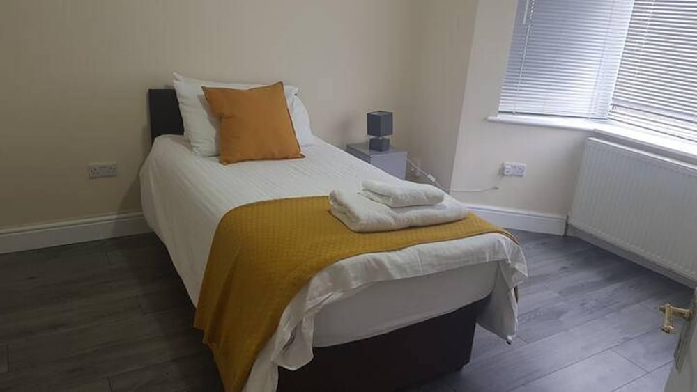 4 Bedroom House in Grays - Sleeps 6 & Parking