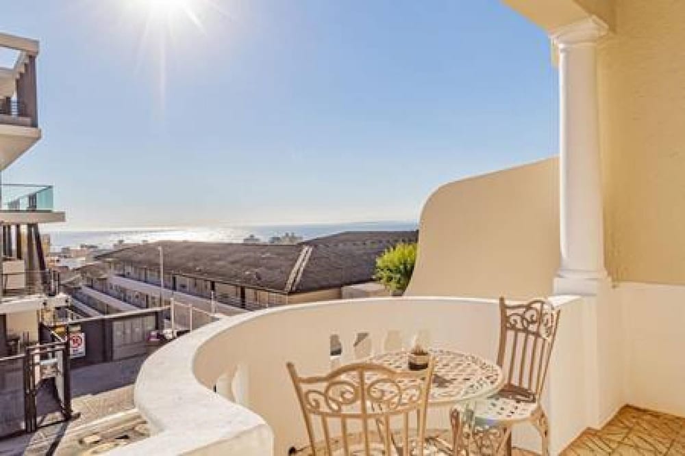 Lovely Holiday Home w Private Courtyard Six Selbourne view 4