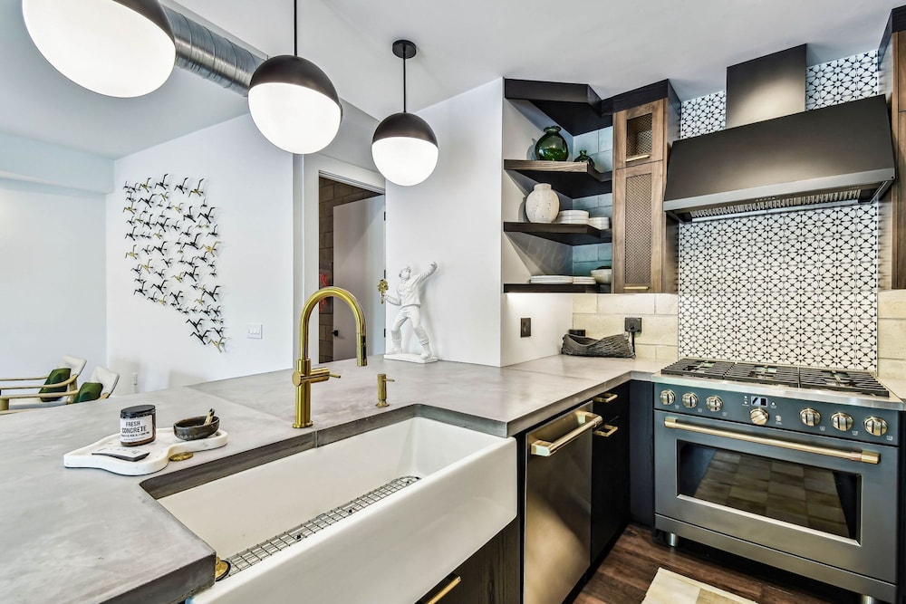 NEW The Strata Barn - Luxury Hyde Park Townhome